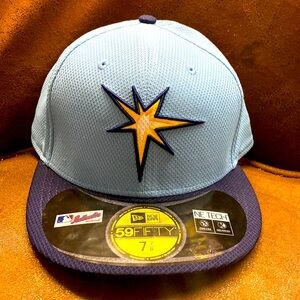 Selling hat new era size 7and 7/8